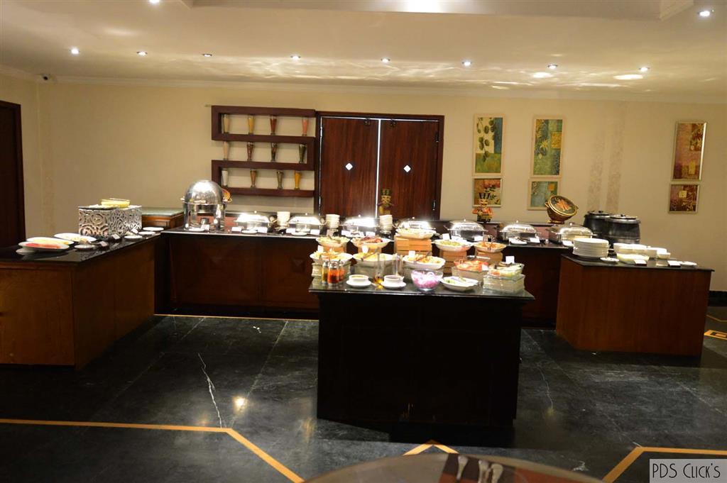 Hotel Golden Tulip Udaipur Restaurant photo